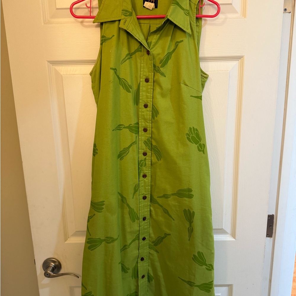 Green Maxi Dress with Notched Collar and Sleeveless Design